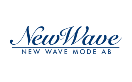 Vit bakgrund med blå text "New Wave" men ett streck under och blå text "New wave mode ab".